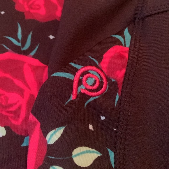 POP Fit Flare leg Yoga Pants Rose Design NWT Medium - Picture 3 of 7